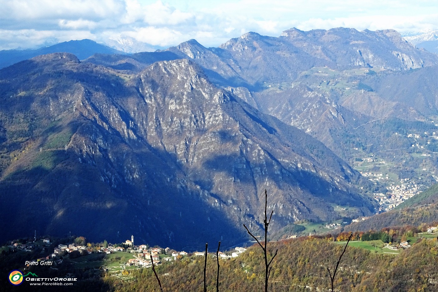 32 Dalla cima di Corna Bianca vista verso S. Pellegrino e i suoi monti.JPG
